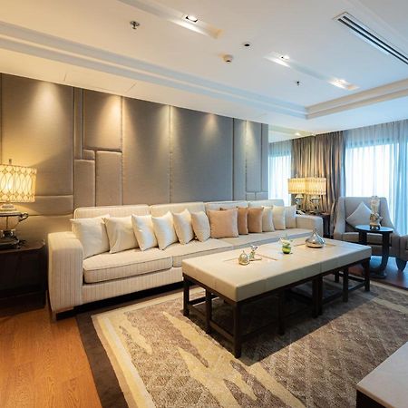 Summit Windmill Golf Suite Hotel At Suvarnabhumi Bangkok Exterior foto A living room in a suite at the Shangri-La Kuala Lumpur