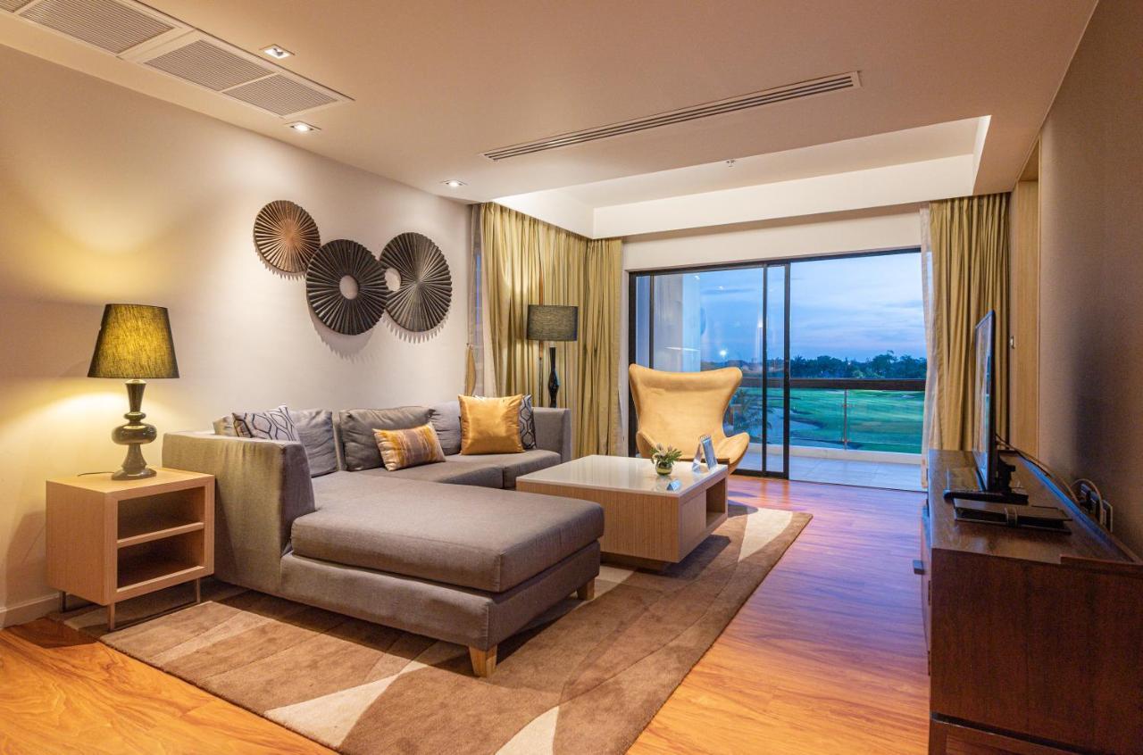 Summit Windmill Golf Suite Hotel At Suvarnabhumi Bangkok Exterior foto Living room