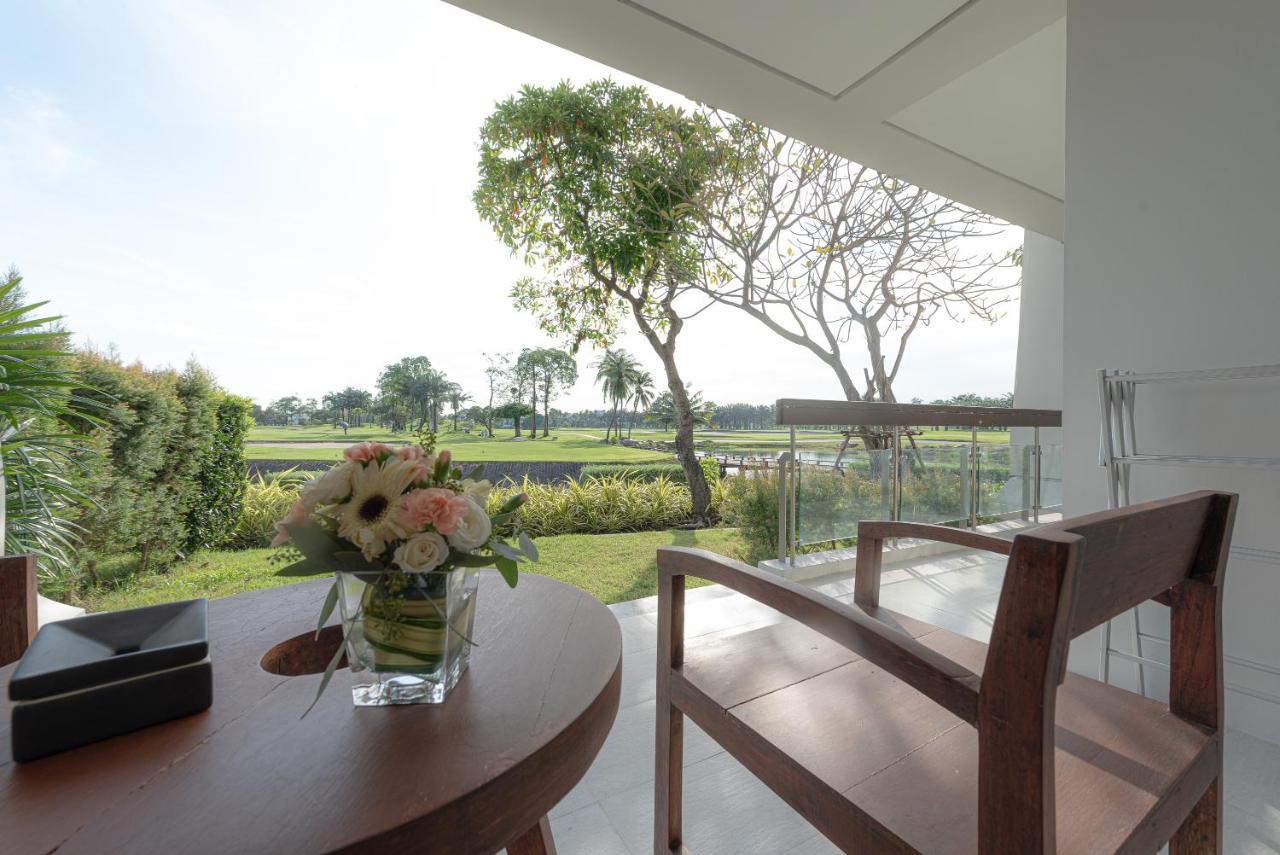Summit Windmill Golf Suite Hotel At Suvarnabhumi Bangkok Exterior foto View from a room at the hotel