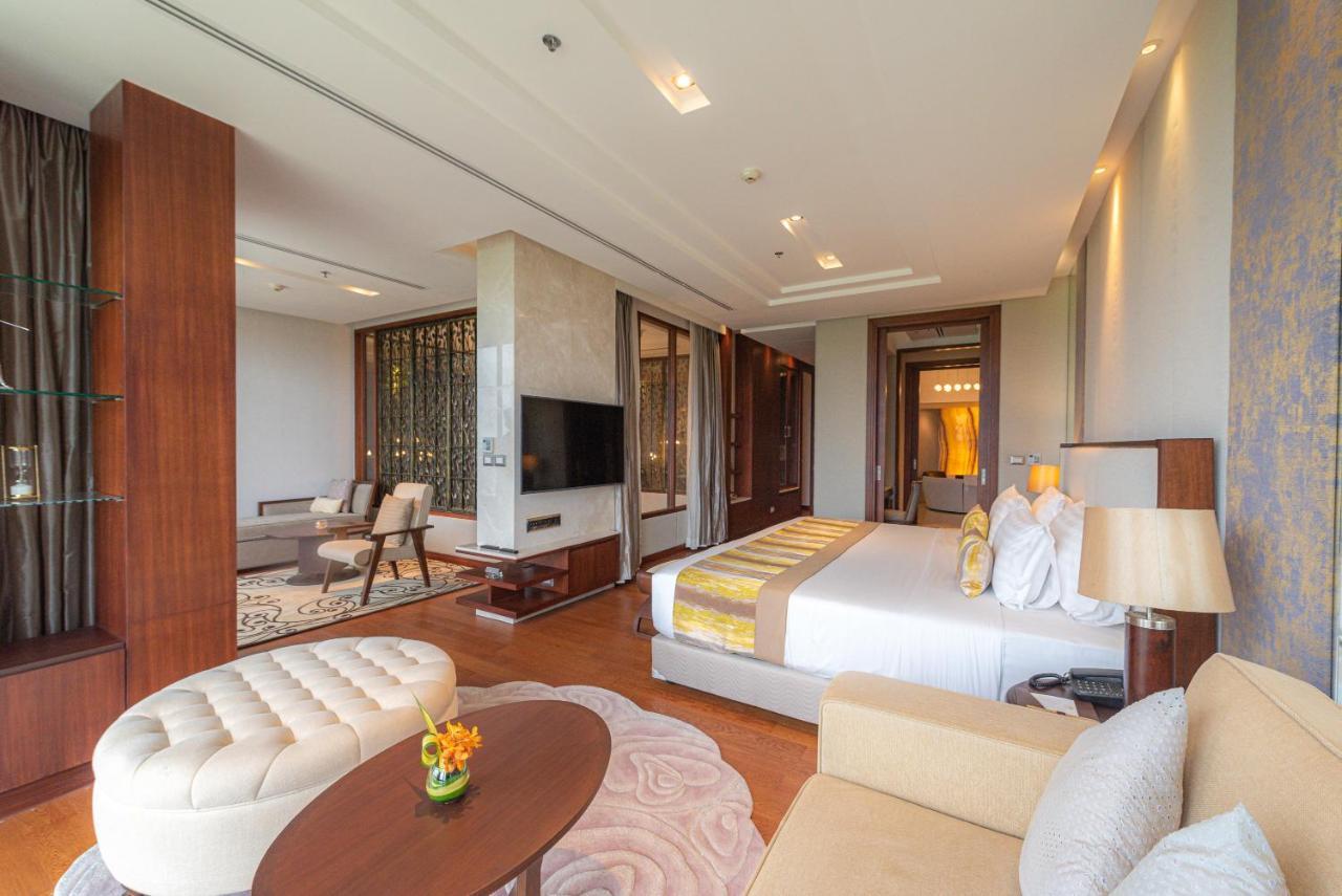Summit Windmill Golf Suite Hotel At Suvarnabhumi Bangkok Exterior foto Suite at the Taj Bengal
