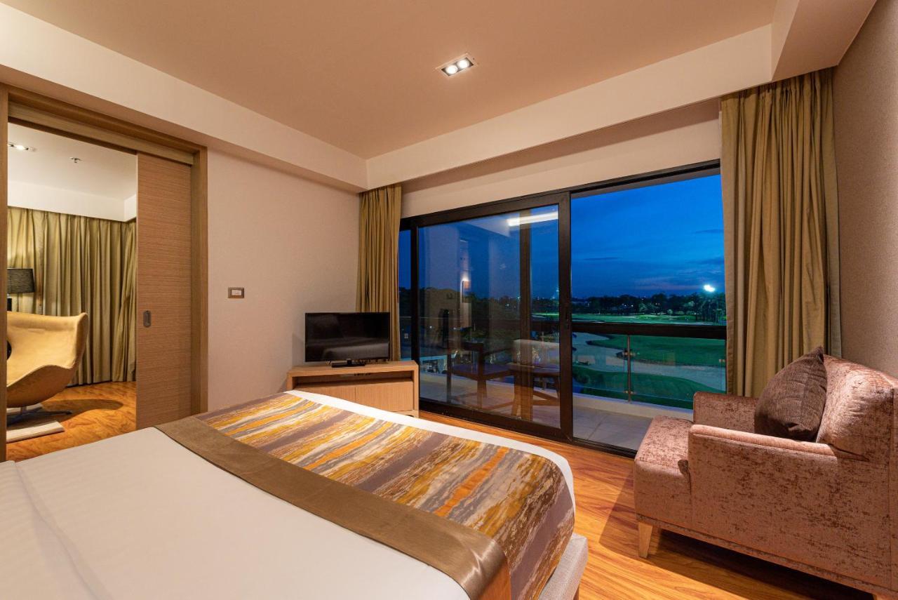 Summit Windmill Golf Suite Hotel At Suvarnabhumi Bangkok Exterior foto A bedroom at the hotel