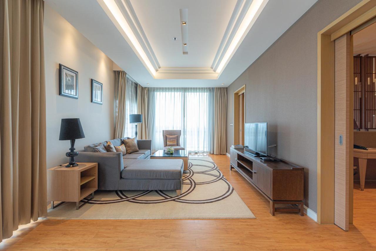 Summit Windmill Golf Suite Hotel At Suvarnabhumi Bangkok Exterior foto A living room in a suite at the hotel