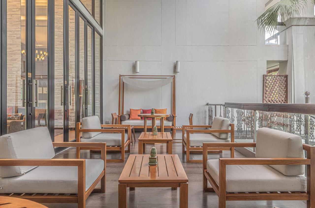 Summit Windmill Golf Suite Hotel At Suvarnabhumi Bangkok Exterior foto The hotel's lobby